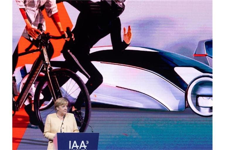 Bundeskanzlerin Angela Merkel (CDU) spricht bei der Eröffnung der Internationalen Automobilausstellung IAA Mobility. Foto: Sven Hoppe/dpa
