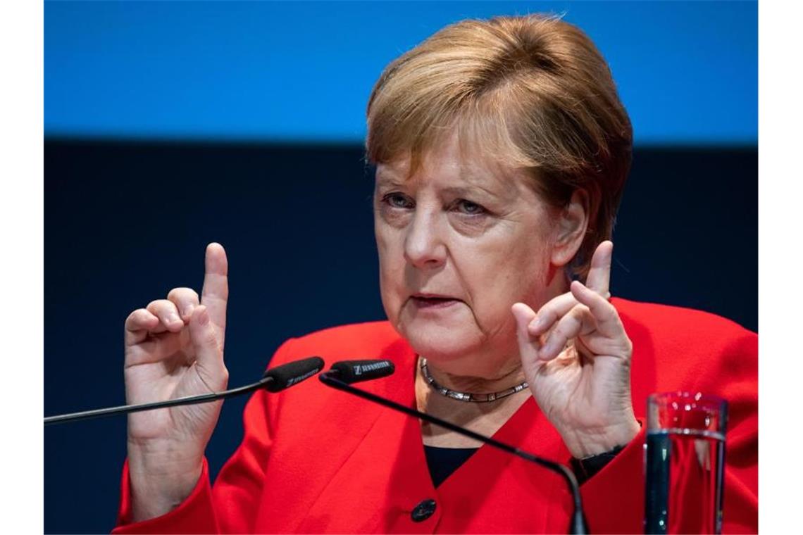 Merkel spricht Konjunkturgefahr an und verteidigt Klimapaket Bundeskanzlerin Angela Merkel (CDU) spricht beim 11. Deutschen Maschinenbau-Gipfel des Verbandes Deutscher Maschinen- und Anlagenbau (VDMA). Foto: Bernd von Jutrczenka/dpa