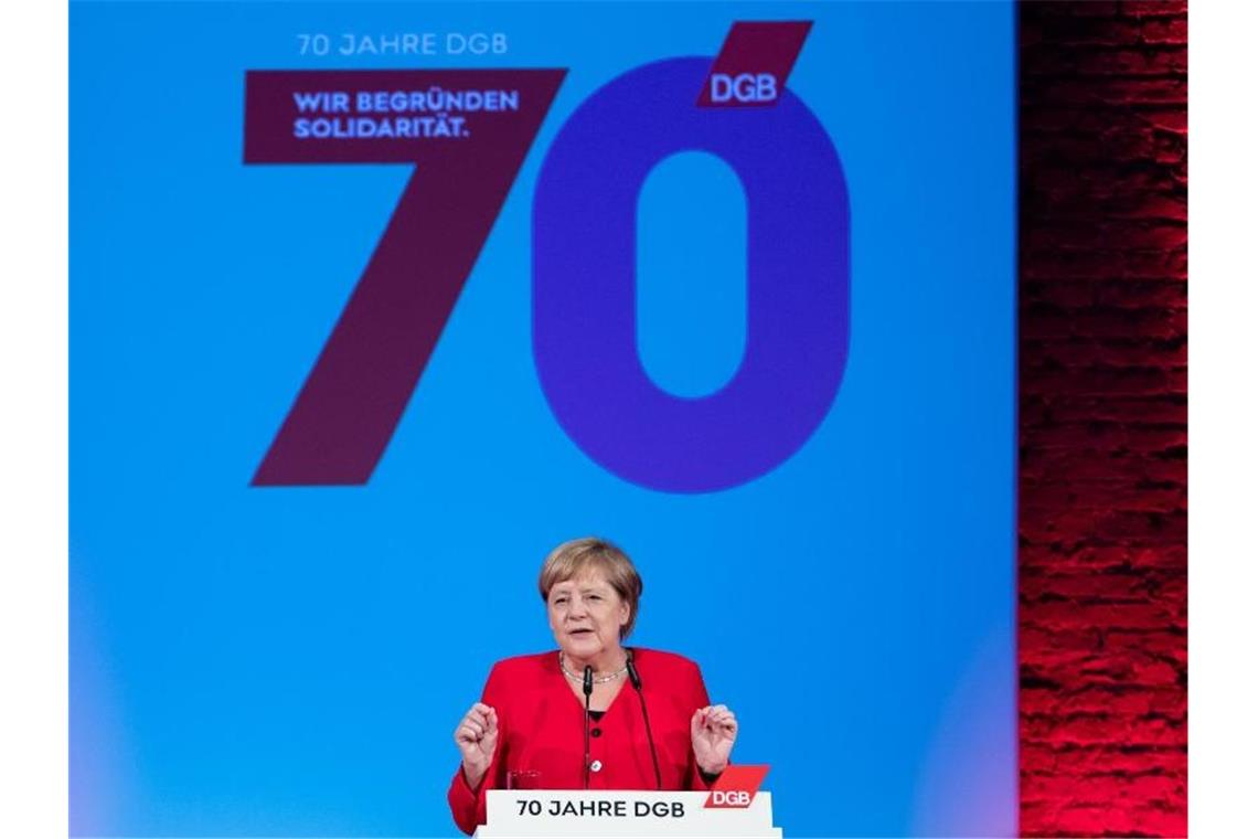 Bundeskanzlerin Angela Merkel (CDU) spricht beim Festakt des Deutschen Gewerkschaftsbundes (DGB). Foto: Bernd von Jutrczenka/dpa