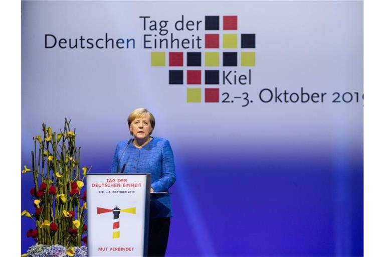 Bundeskanzlerin Angela Merkel (CDU) spricht beim Festakt zum Tag der Deutschen Einheit in Kiel 2019. In diesem Jahr steht der zentrale Festakt in Halle (Saale) erneut im Zeichen der Corona-Pandemie. Foto: Christian Charisius/dpa