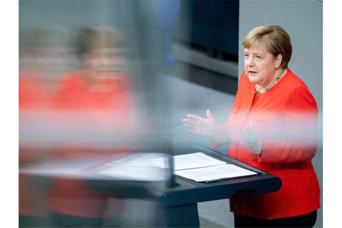 Bundeskanzlerin Angela Merkel (CDU) spricht im Bundestag. Foto: Kay Nietfeld/dpa/Archivbild