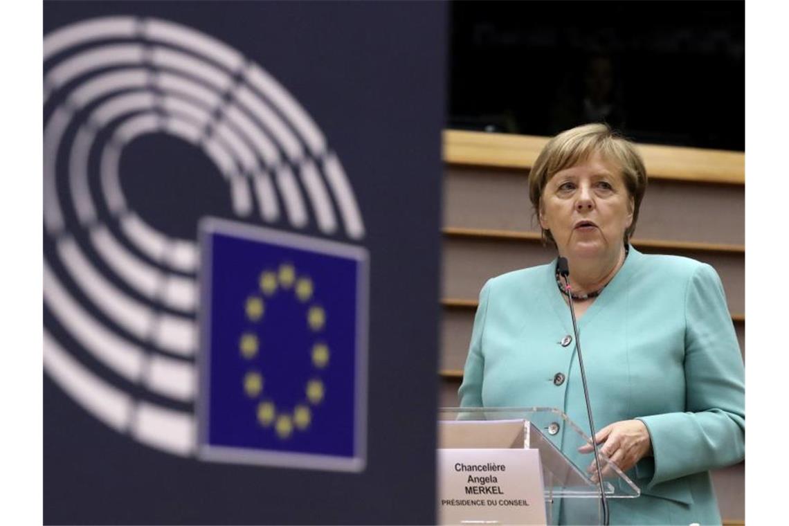 Bundeskanzlerin Angela Merkel (CDU) spricht im Plenum des Europäischen Parlaments. Foto: Yves Herman/Reuters Pool/AP/dpa