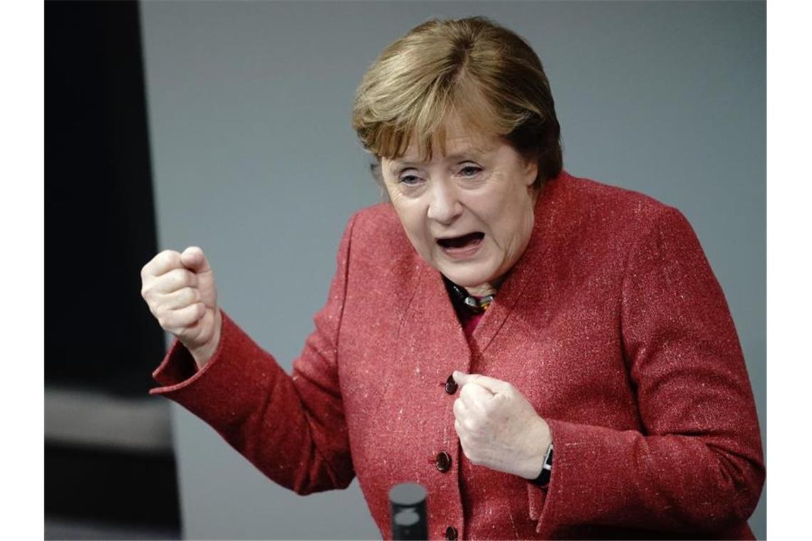 Merkel plädiert für schärferen Lockdown Bundeskanzlerin Angela Merkel (CDU) spricht während der Generaldebatte zum Bundeshaushalt im Bundestag. Foto: Kay Nietfeld/dpa