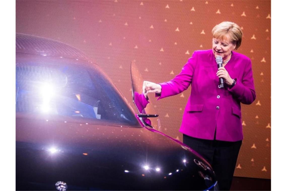 Merkel gibt auf der IAA die E-Kanzlerin Bundeskanzlerin Angela Merkel (CDU) spricht zur Eröffnung der IAA. Foto: Andreas Arnold