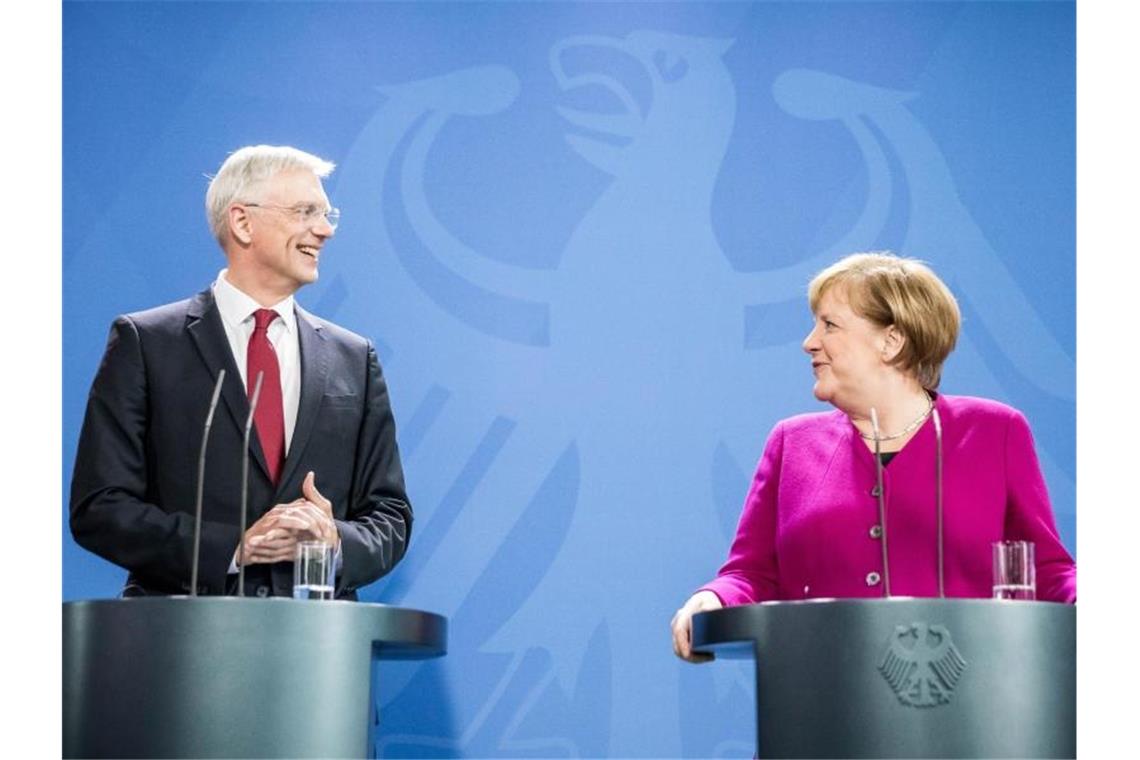 Bundeskanzlerin Angela Merkel (CDU) steht neben Krisjanis Karins, Ministerpräsident von Lettland bei einer Pressekonferenz. Foto: Michael Kappeler/dpa