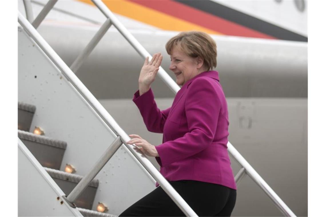 Biden richtet Abendessen für die Kanzlerin aus Bundeskanzlerin Angela Merkel (CDU) steigt in den Airbus A340 „Theodor Heuss“ der Flugbereitschaft der Luftwaffe der Bundeswehr. Foto: Michael Kappeler/dpa