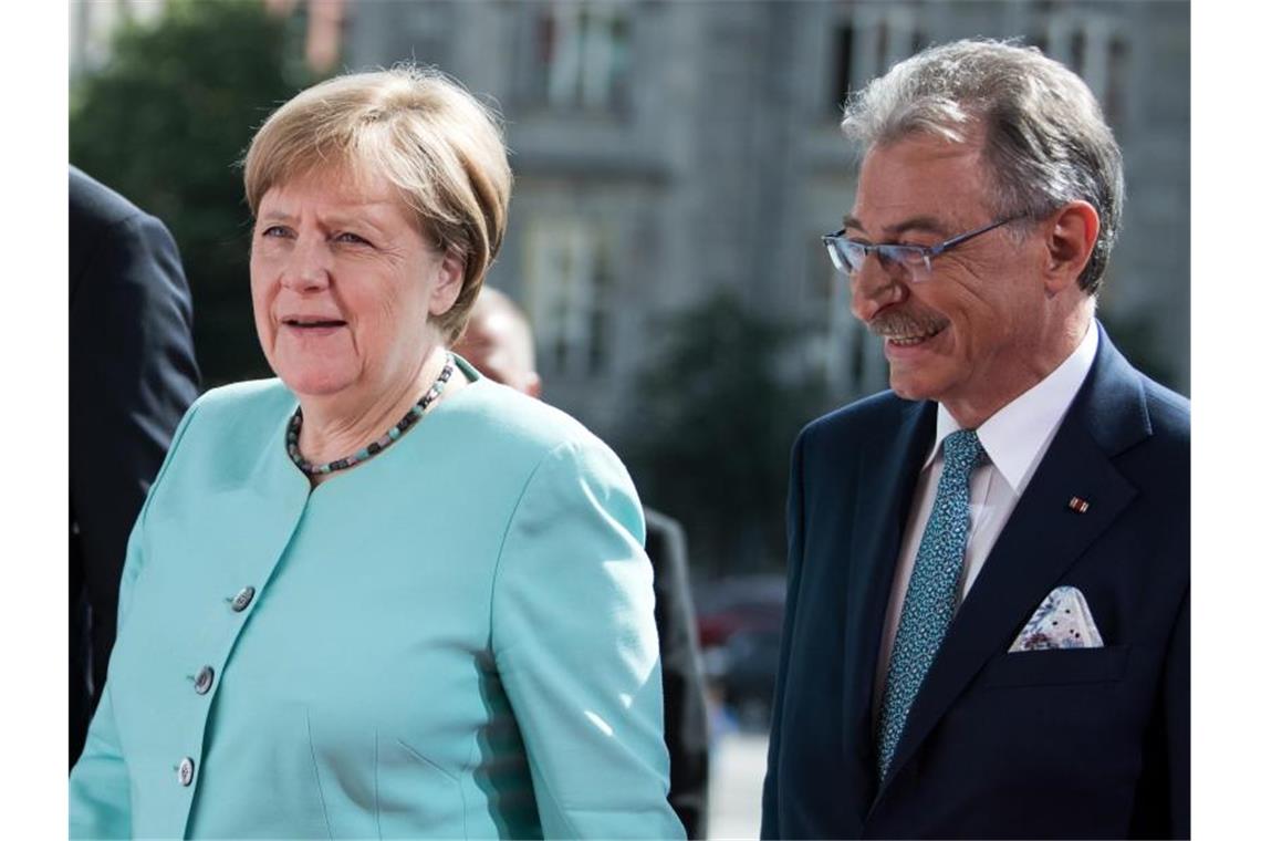 Bundeskanzlerin Angela Merkel (CDU) und Dieter Kempf, Präsident des Bundesverbands der Deutschen Industrie (BDI). Wirtschaft und Gewerkschaften dringen auf schnell wirksame Hilfen, um die Konjunktur anzukurbeln. Foto: picture alliance / Bernd von Jutrczenka/dpa