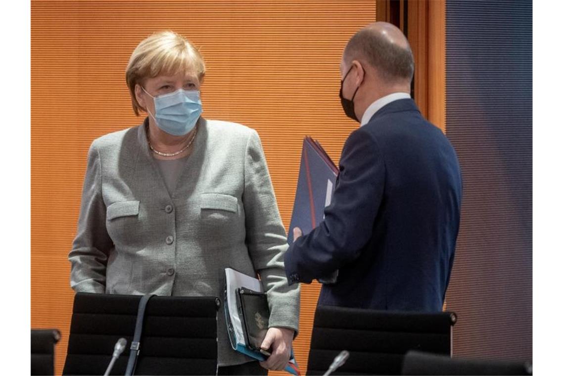 Bundeskanzlerin Angela Merkel (CDU) und Olaf Scholz, Bundesminister der Finanzen (SPD), bei einer Sitzung des Bundeskabinetts im Kanzleramt. Foto: Michael Kappeler/dpa-pool/dpa