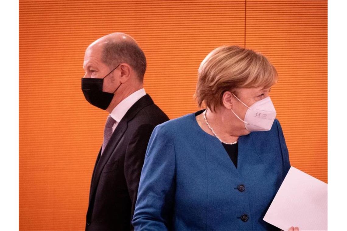 Bundeskanzlerin Angela Merkel (CDU) und Olaf Scholz (SPD), Bundesminister der Finanzen, kommen zur Sitzung des Bundeskabinetts im Bundeskanzleramt. Foto: Kay Nietfeld/dpa-Pool/dpa