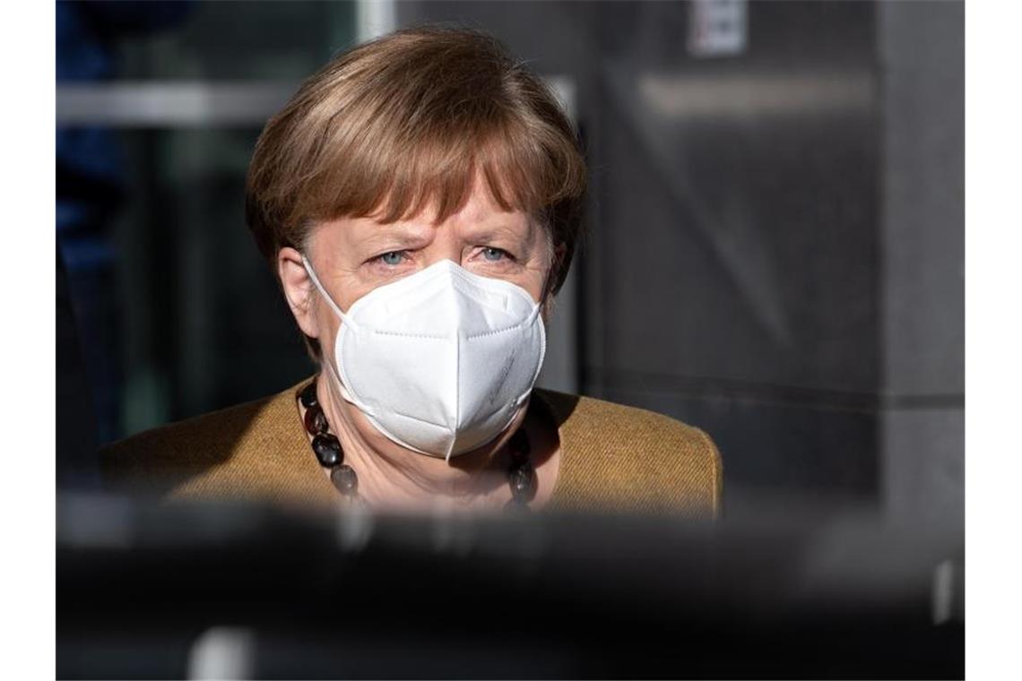 Bundeskanzlerin Angela Merkel (CDU) verlässt nach einer Pressekonferenz zur aktuellen Lage das Haus der Bundespressekonferenz. Foto: Bernd von Jutrczenka/dpa