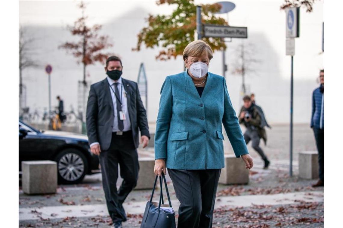 Debatte über Kurzzeit-Lockdowns zum Brechen der Corona-Welle Bundeskanzlerin Angela Merkel (CDU) warnte am Dienstag davor, dass Deutschland in Situationen kommen könnte, „die ausgesprochen schwierig sind“. Foto: Michael Kappeler/dpa