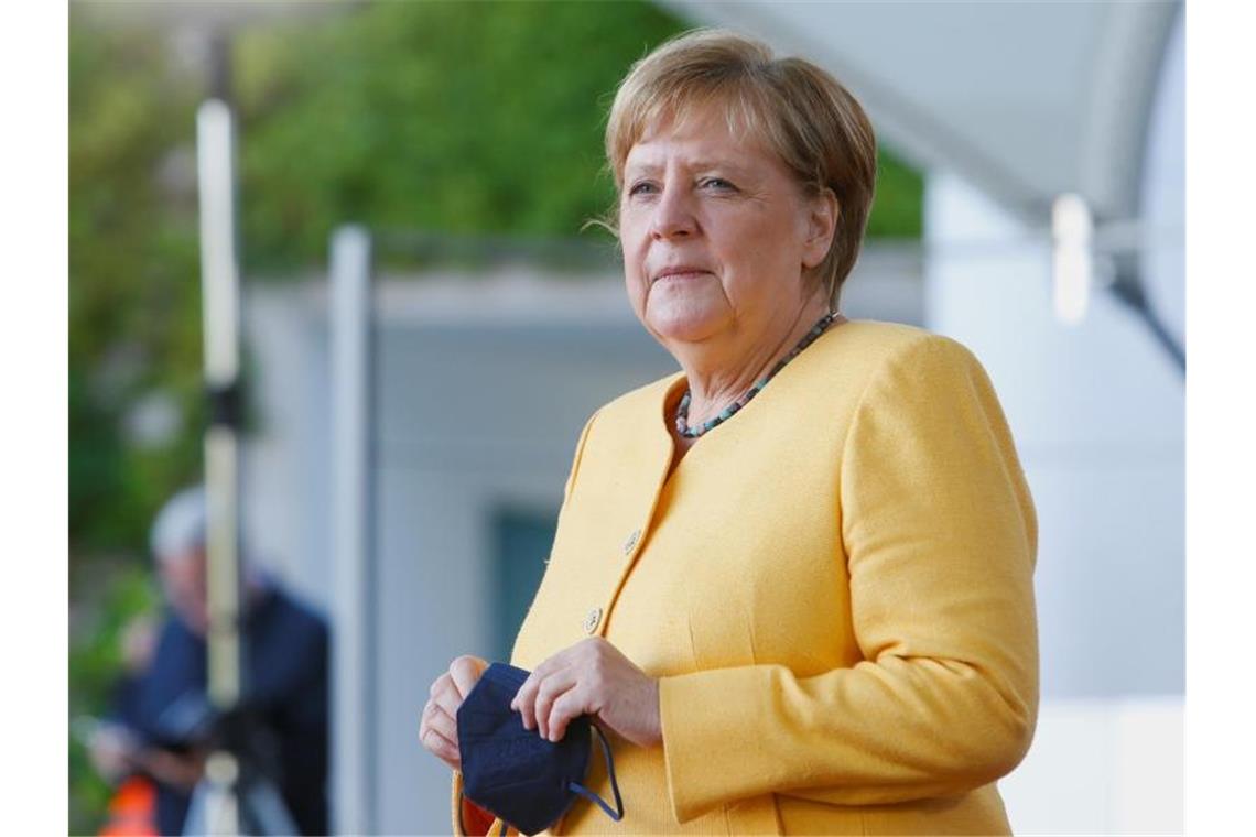 Bundeskanzlerin Angela Merkel (CDU) wartet auf die Teilnehmer vom „G20 Compact with Africa“ (CwA) Treffen. Foto: Michele Tantussi/Reuters-Pool/dpa