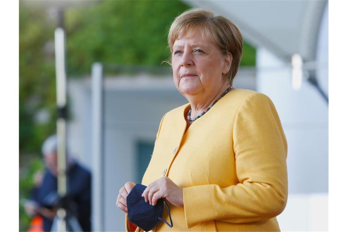 Afrika-Gipfel in Berlin: Merkel wirbt für Investitionen Bundeskanzlerin Angela Merkel (CDU) wartet auf die Teilnehmer vom „G20 Compact with Africa“ (CwA) Treffen. Foto: Michele Tantussi/Reuters-Pool/dpa