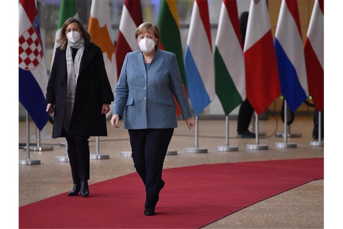 Bundeskanzlerin Angela Merkel (CDU,r) bei ihrer Ankunft für einen EU-Gipfel der Staats- und Regierungschefs im Gebäude des Europäischen Rates. Foto: John Thys/Pool AFP/AP/dpa