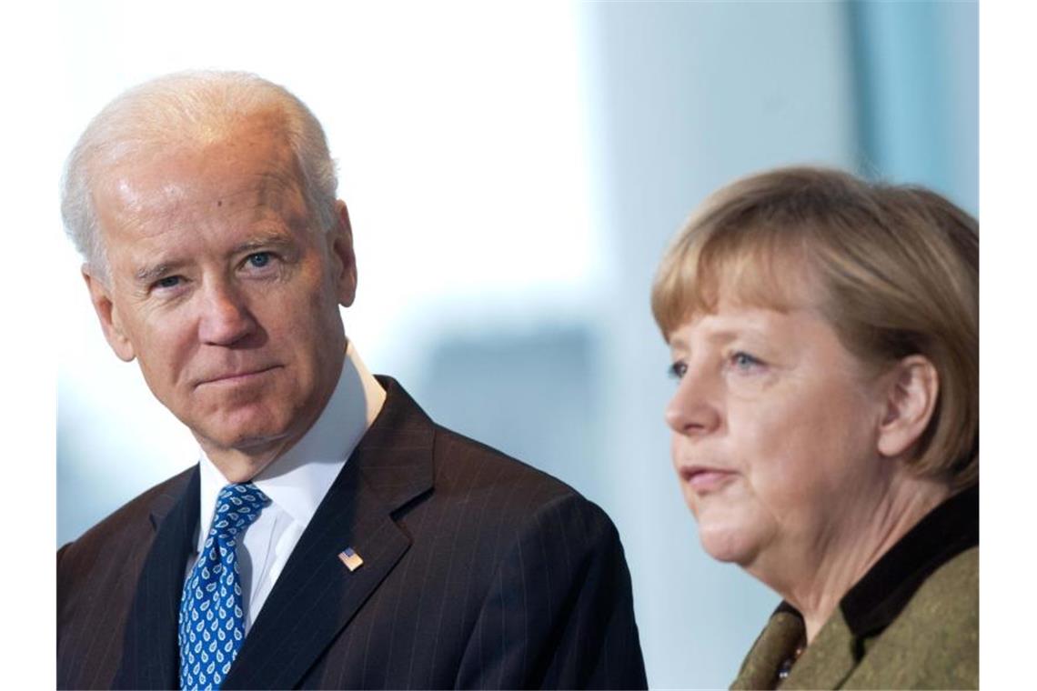 Bundeskanzlerin Angela Merkel empfängt 2013 im Kanzleramt in Berlin den damaligen US-Vizepräsidenten Joe Biden. Foto: Maurizio Gambarini/dpa