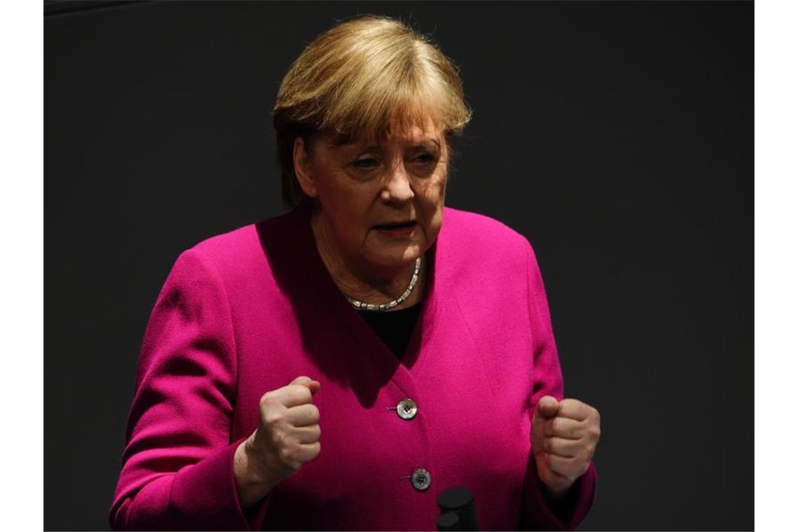 Steigende Infektionszahlen: Basteln an der Bundes-Notbremse Bundeskanzlerin Angela Merkel Ende März bei einer Regierungserklärung zur Corona-Pandemie. Foto: Michael Kappeler/dpa