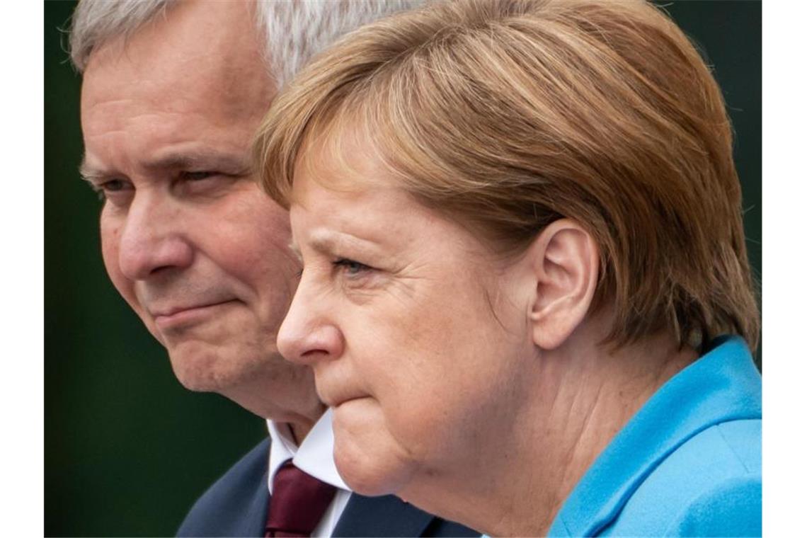 Nach Zitteranfällen: Merkel hört Nationalhymnen im Sitzen Bundeskanzlerin Angela Merkel erlitt beim Empfang des finnischen Ministerpräsidenten Antti Rinne erneut einen Zitteranfall. Foto: Michael Kappeler