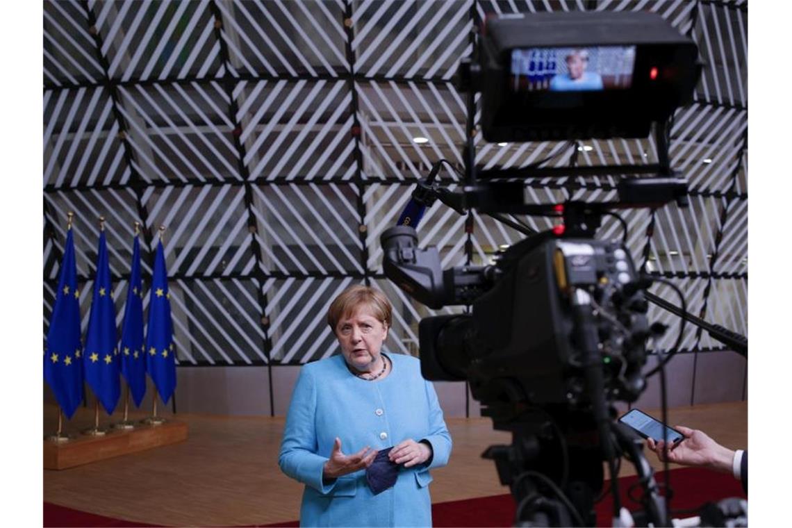 Bundeskanzlerin Angela Merkel gibt eine Erklärung am Ende des ersten Tages des Gipfels der EU-Staats- und Regierungschefs ab. Foto: Olivier Matthys/Pool AP/dpa