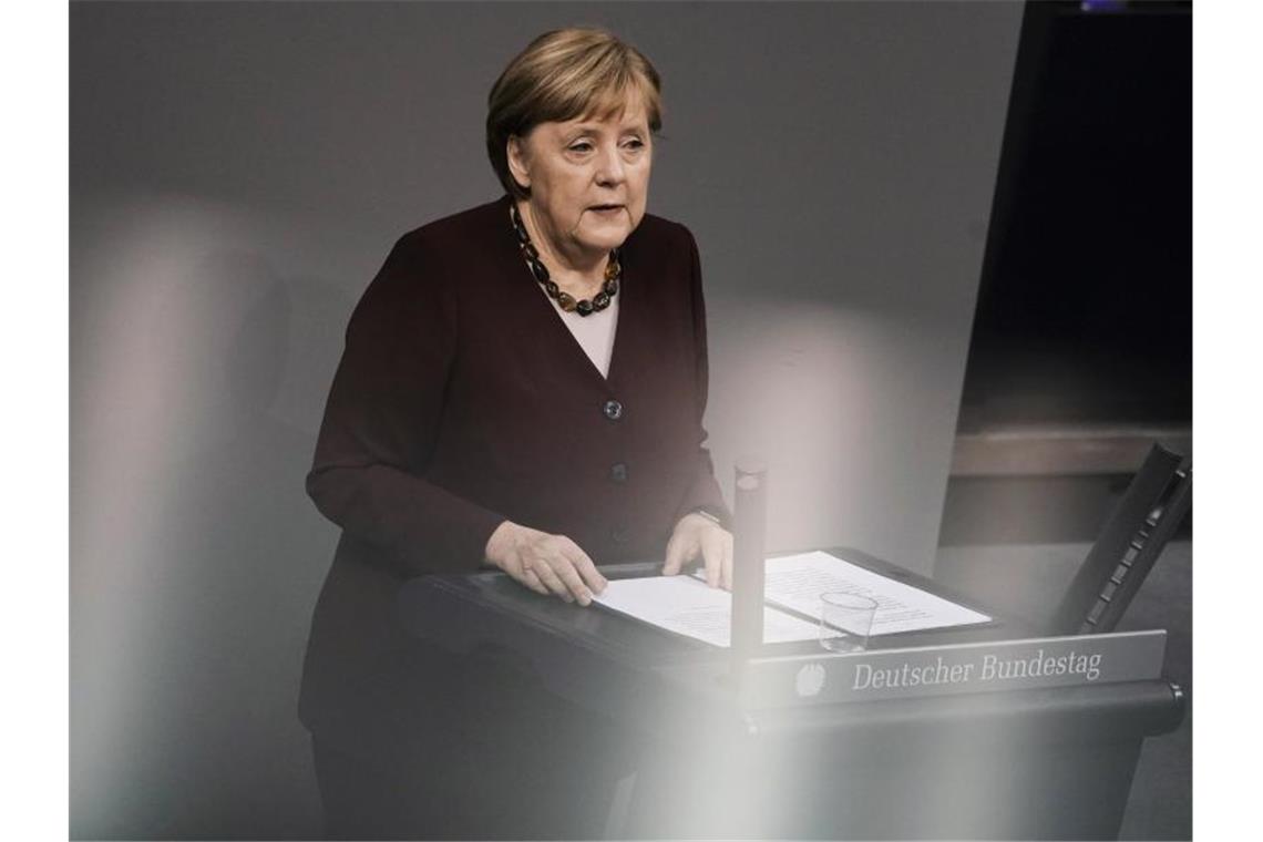 Bundeskanzlerin Angela Merkel gibt im Bundestag eine Regierungserklärung zur Bewältigung der Pandemie ab. Foto: Kay Nietfeld/dpa