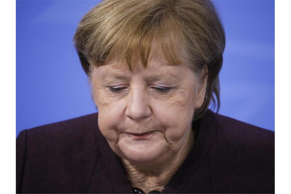 Corona-Einschränkungen gelten vorerst weiter - mit Ausnahmen Bundeskanzlerin Angela Merkel gibt im Bundestag eine Regierungserklärung zu den Beschlüssen ab. Foto: Markus Schreiber/AP/dpa