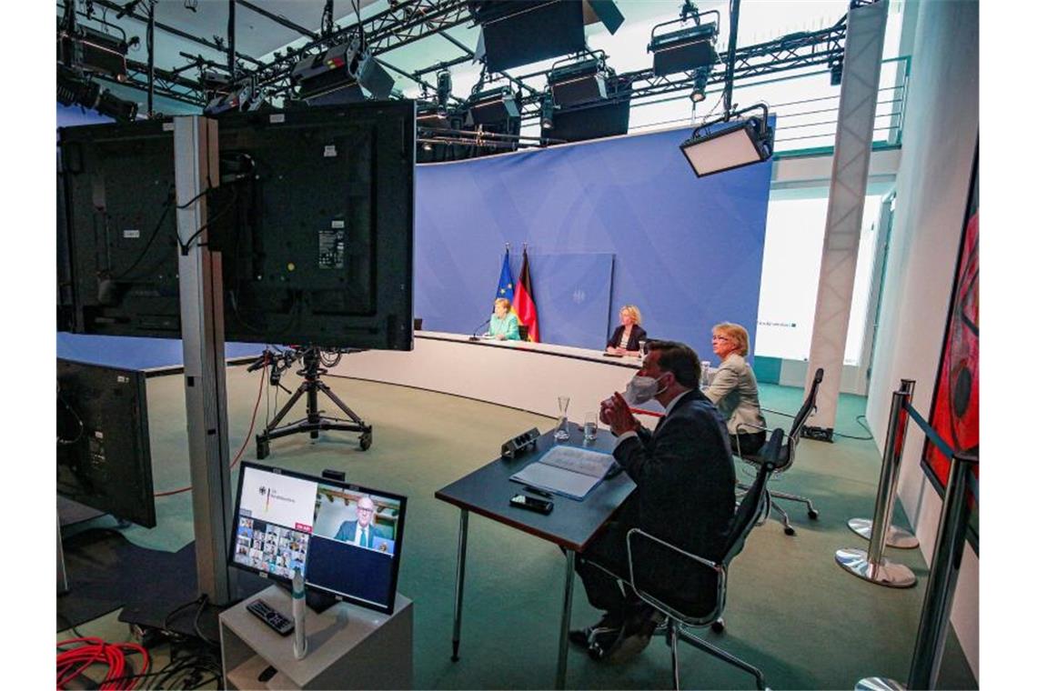 Merkel für umfassenden Umbau der Landwirtschaft Bundeskanzlerin Angela Merkel (hinten M) bei der virtuellen Übergabe des Abschlussberichts der Regierungskommission zur Zukunft der Landwirtschaft. Foto: Christian Marquardt/action press Pool/dpa