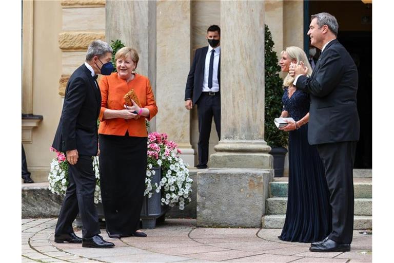 Bundeskanzlerin Angela Merkel, ihr Mann Joachim Sauer, Markus Söder, seine Frau Karin Baumüller-Söder kommen zum Festspielhaus auf dem Grünen Hügel. Foto: Daniel Karmann/dpa