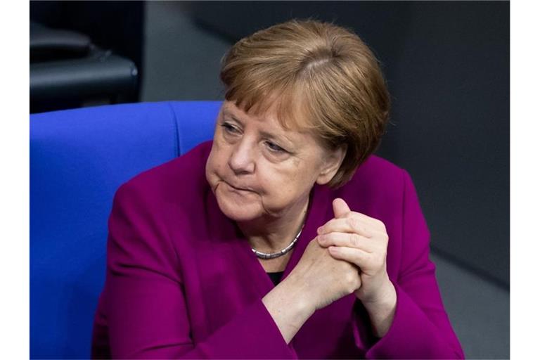 Bundeskanzlerin Angela Merkel im Bundestag während eines Gesprächs mit Innenminister Horst Seehofer. Foto: Bernd von Jutrczenka