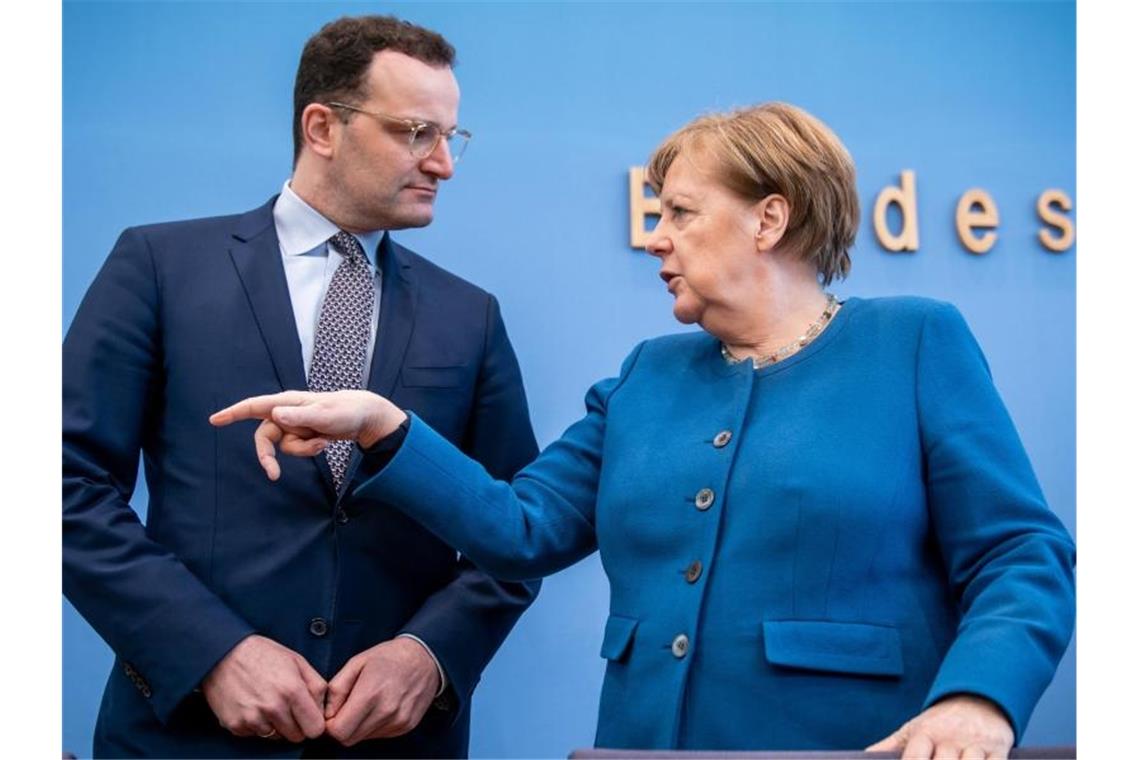 Bundeskanzlerin Angela Merkel im Gespräch mit Bundesgesundheitsminister Jens Spahn. Foto: Michael Kappeler/dpa
