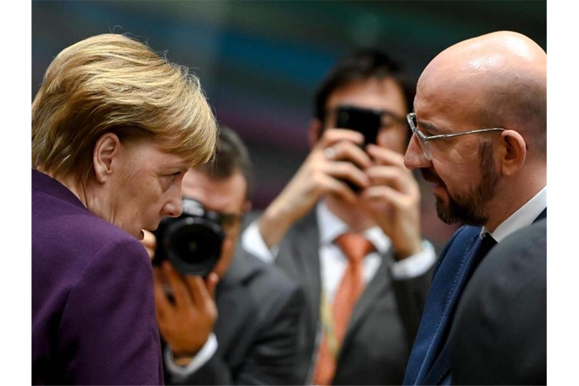 EU-Sondergipfel ringt um Kompromiss im Haushaltsstreit Bundeskanzlerin Angela Merkel im Gespräch mit EU-Ratspräsident Charles Michel. Foto: Pool Philip Reynaers/BELGA/dpa