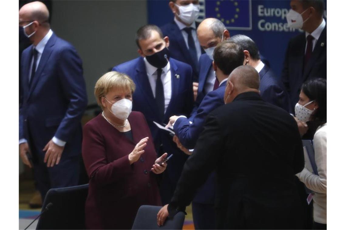 Zweite Corona-Welle treibt EU-Staaten zu mehr Zusammenarbeit Bundeskanzlerin Angela Merkel im Kreis der Staats- und Regierungschefs beim EU-Gipfel in Brüssel. Foto: Francisco Seco/AP Pool/dpa