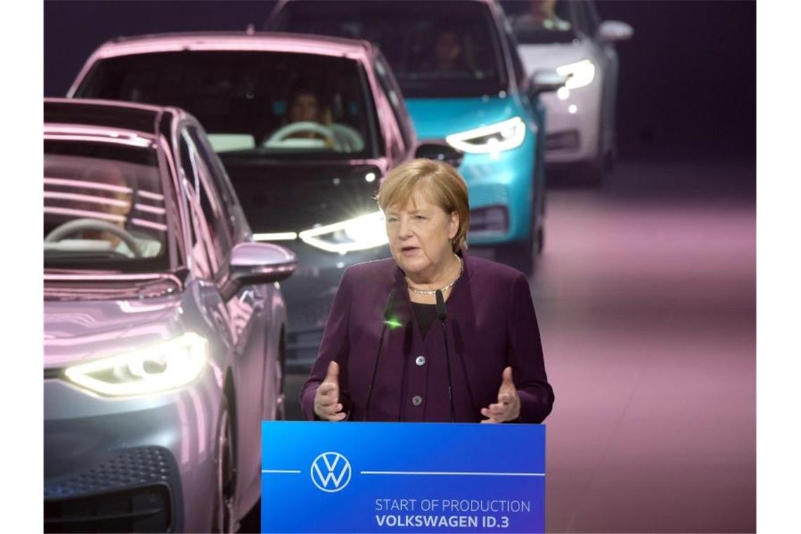 Bundeskanzlerin Angela Merkel im Zwickauer VW-Werk beim Festakt zum Produktionsstart des Elektroautos ID3. Foto: Sebastian Willnow/dpa-Zentralbild/dpa