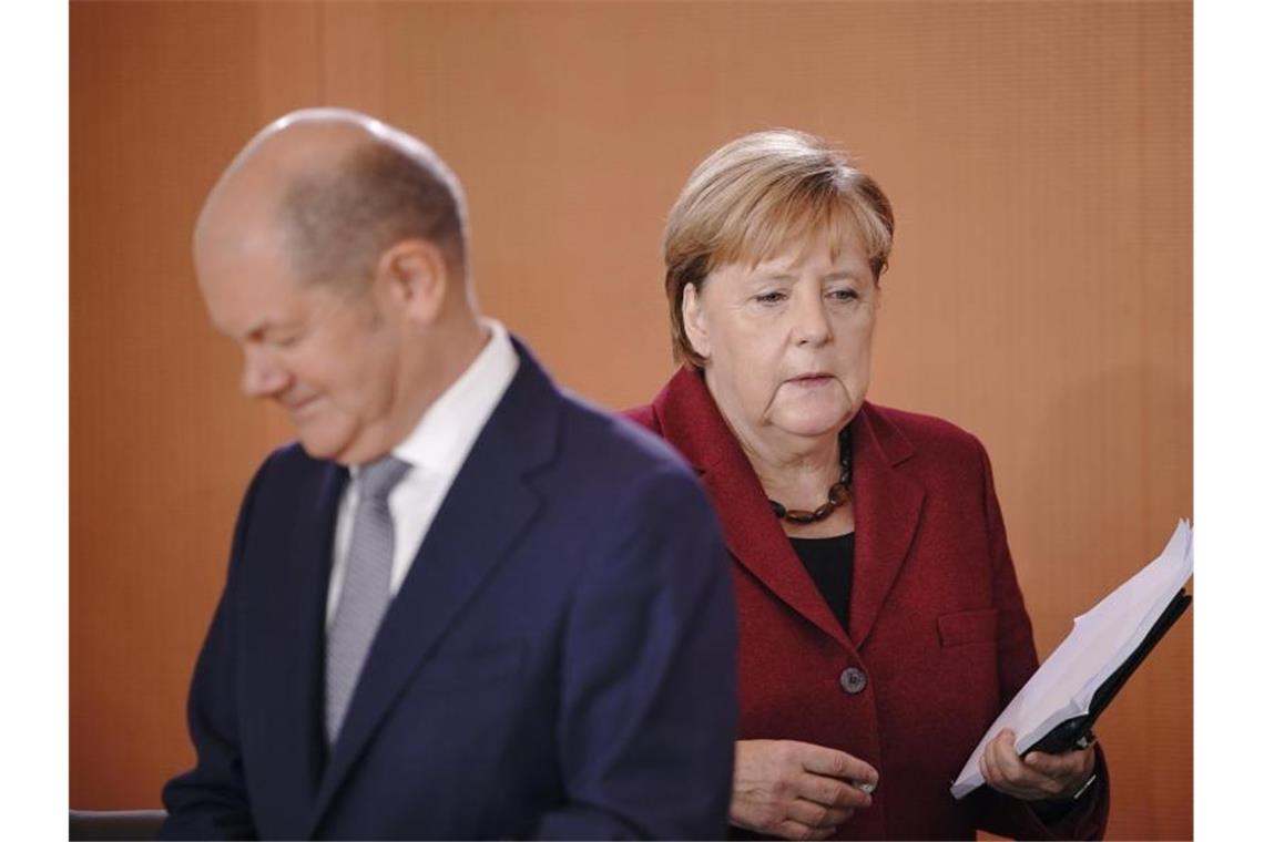 Bundeskanzlerin Angela Merkel, kommt neben Olaf Scholz, Bundesfinanzminister, zur Sitzung des Bundeskabinetts im Kanzleramt. Foto: Michael Kappeler/dpa