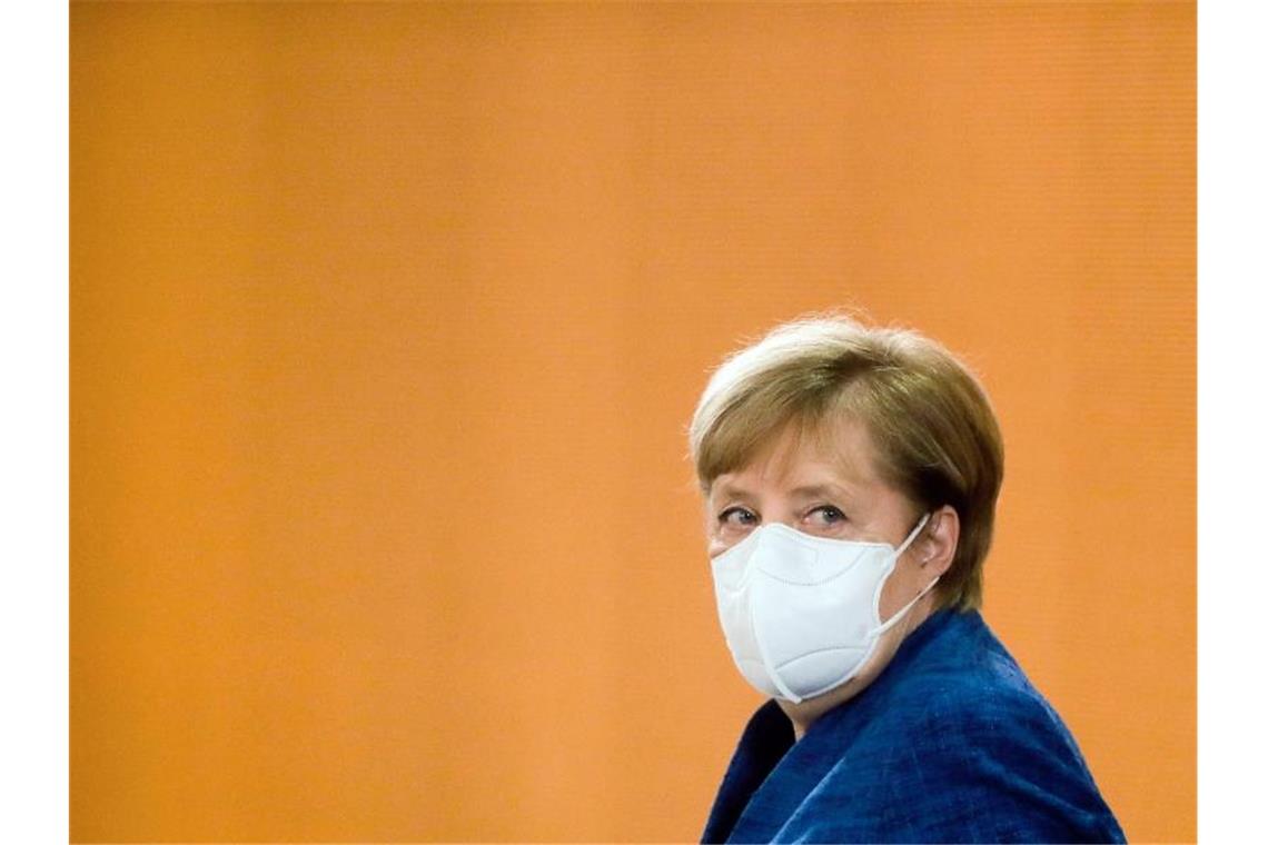 Bundeskanzlerin Angela Merkel kommt zu einer Sitzung des Bundeskabinetts im Kanzleramt. Foto: Markus Schreiber/AP-Pool/dpa
