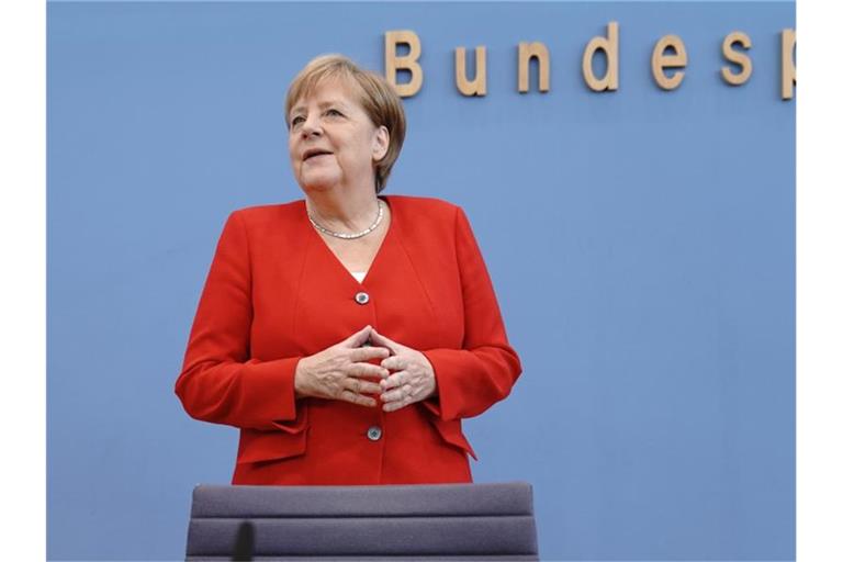 Bundeskanzlerin Angela Merkel kommt zur Pressekonferenz kurz vor ihrem Sommerurlaub. Foto: Michael Kappeler