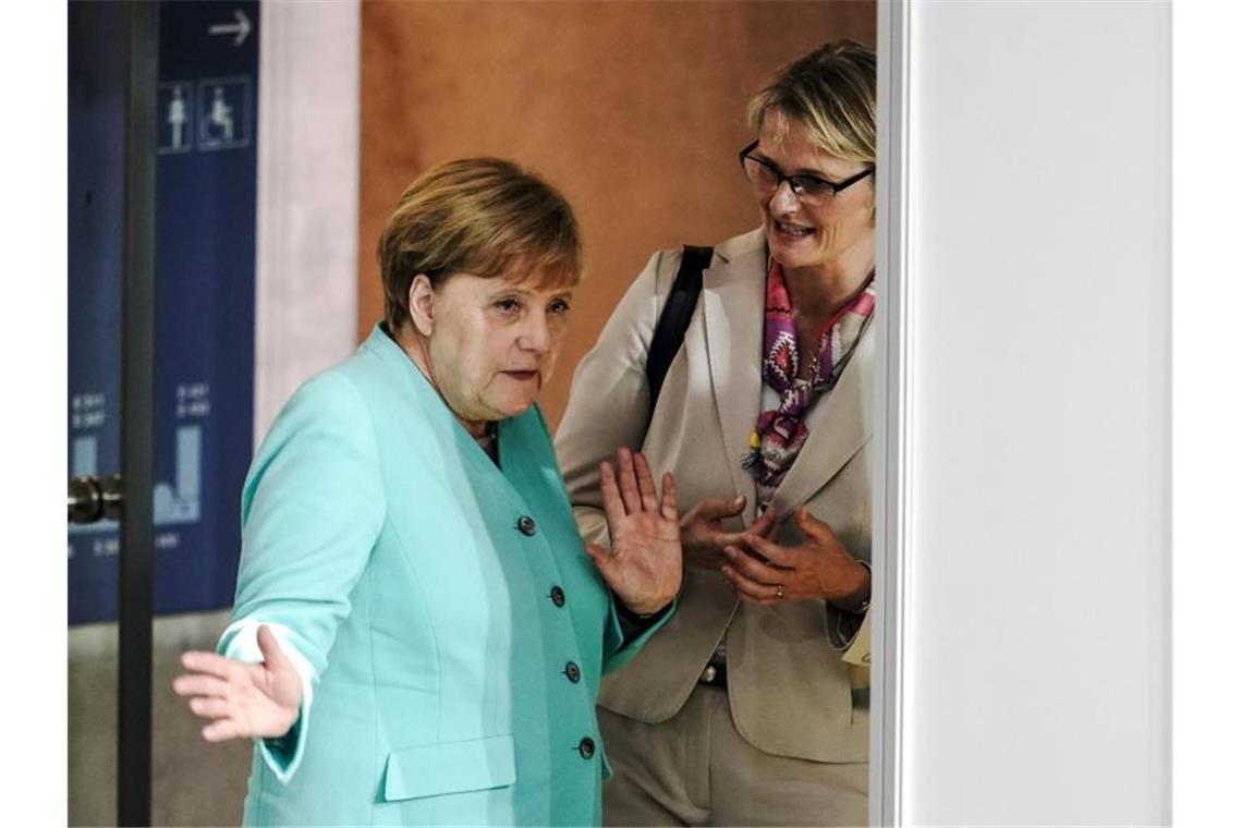 Forschungsausschuss befragt Karliczek zu Batteriefabrik Bundeskanzlerin Angela Merkel (l, CDU) spricht mit Anja Karliczek (CDU), Ministerin für Bildung und Forschung. Foto: Michael Kappeler