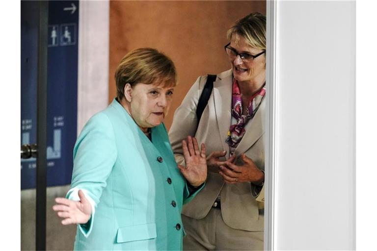 Bundeskanzlerin Angela Merkel (l, CDU) spricht mit Anja Karliczek (CDU), Ministerin für Bildung und Forschung. Foto: Michael Kappeler
