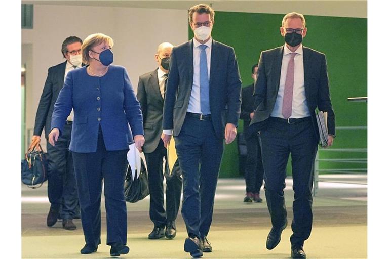 Bundeskanzlerin Angela Merkel (l.), NRW-Ministerpräsident Hendrik Wüst und Michael Müller, Regierender Bürgermeister von Berlin im Kanzleramt. Foto: Michael Kappeler/dpa