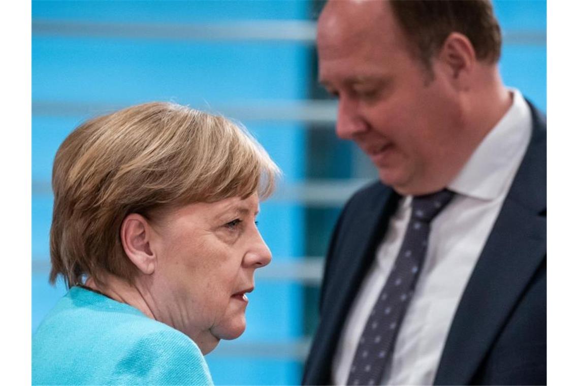 Bundeskanzlerin Angela Merkel (l.) und Kanzleramtschef Helge Braun während einer Sitzung des Bundeskabinetts. Foto: Michael Kappeler/dpa/Archiv