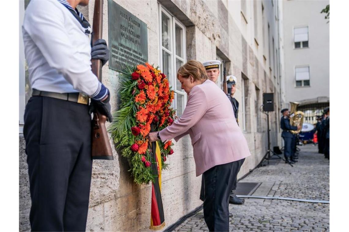 Bundeskanzlerin Angela Merkel legt bei der Feierstunde zum Gedenken an den Widerstand gegen die nationalsozialistische Gewaltherrschaft einen Kranz am Bendlerblock nieder. Foto: Michael Kappeler