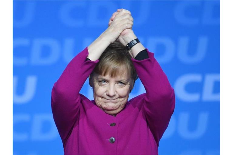 Bundeskanzlerin Angela Merkel nach ihrer Rede beim 30. CDU-Parteitag im Jahr 2018. Foto: Ralf Hirschberger/dpa