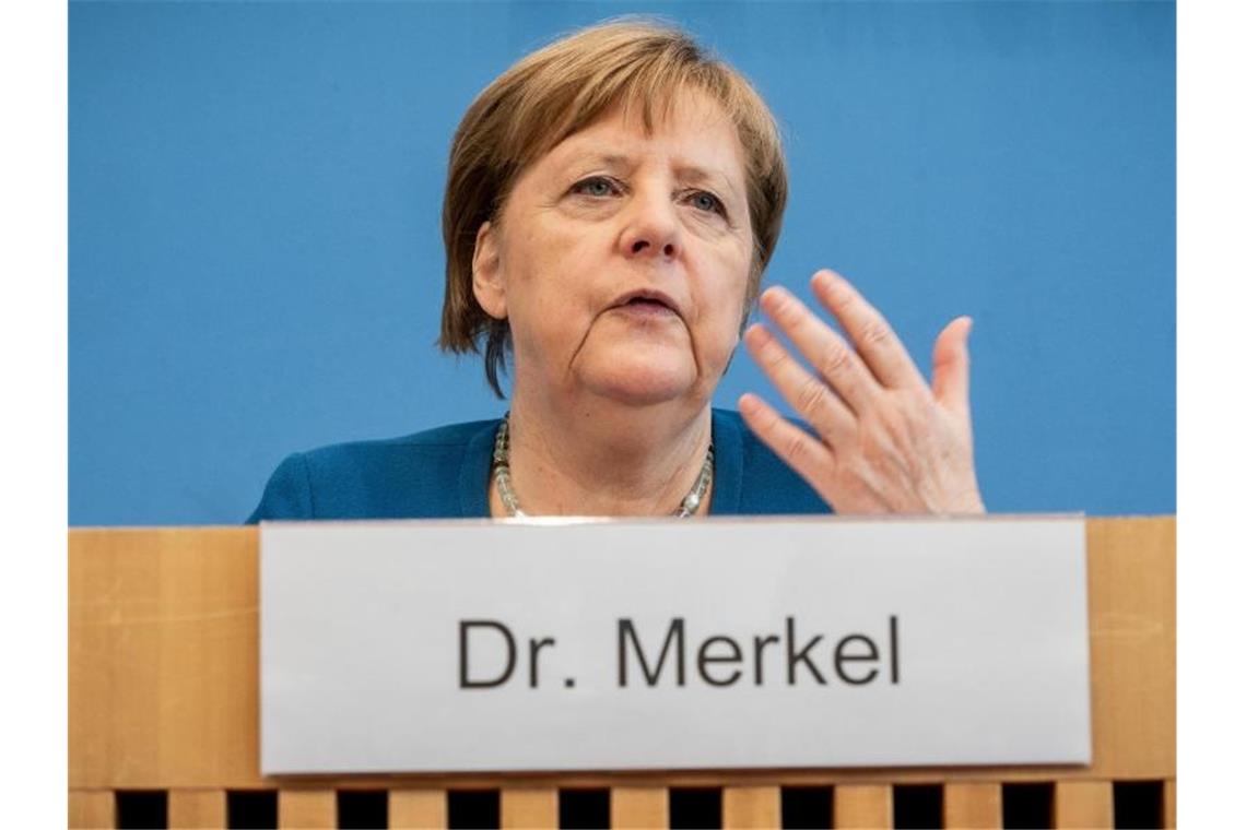 Bundeskanzlerin Angela Merkel nimmt an einer Pressekonferenz zur Entwicklung beim Coronavirus teil. Foto: Michael Kappeler/dpa