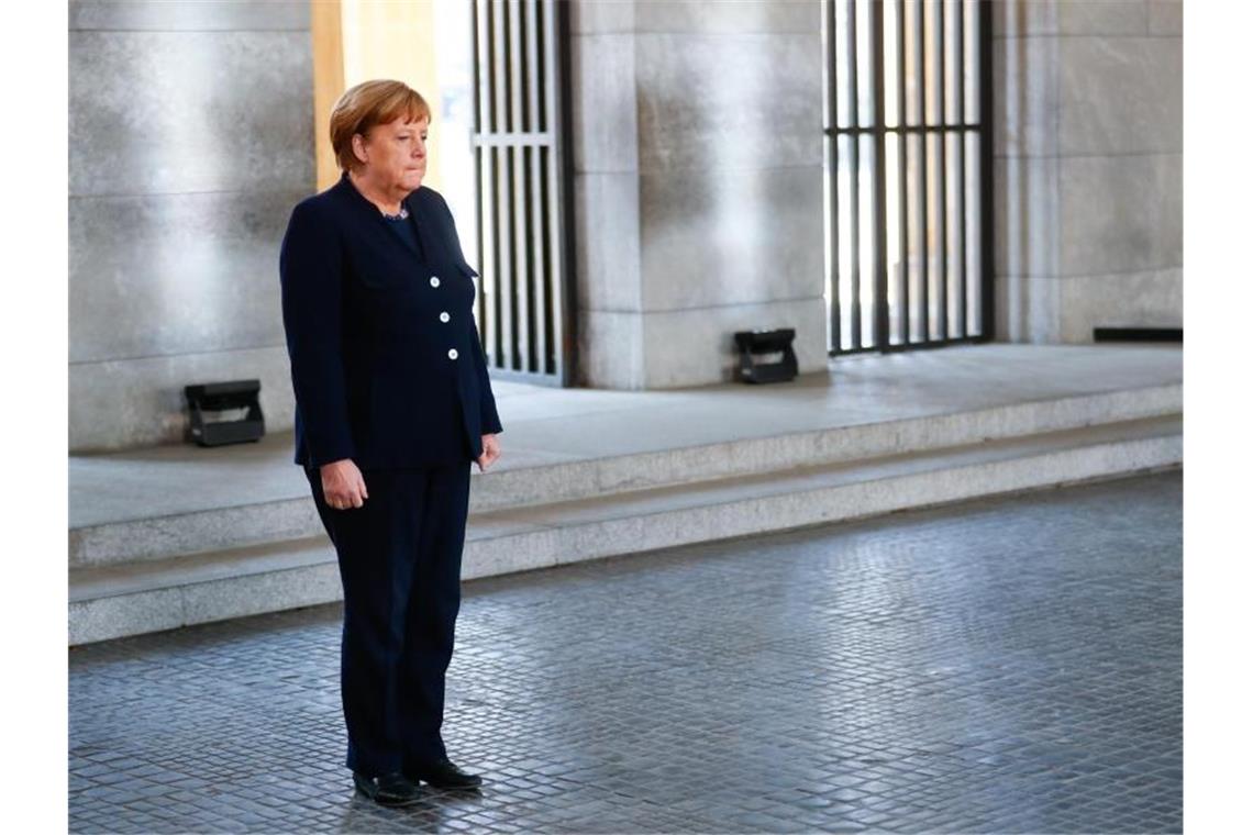 Bundeskanzlerin Angela Merkel nimmt an einer Kranzniederlegung zum 75. Jahrestag des Endes des Zweiten Weltkriegs teil. Foto: Hannibal Hanschke/Reuters-Pool/dpa