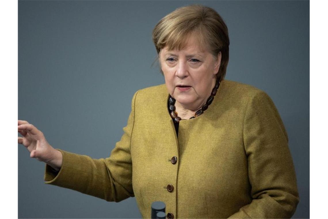 Bundeskanzlerin Angela Merkel nimmt im Bundestag Stellung zu den Ergebnissen der Bund-Länder-Runde. Foto: Bernd von Jutrczenka/dpa