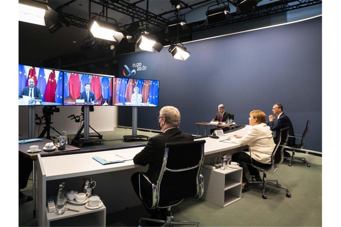 Gipfel im Kleinformat: EU will Zugeständnisse von China Bundeskanzlerin Angela Merkel nimmt im Kanzleramt an den per Videokonferenz geführten Gesprächen zwischen der EU und China teil. Foto: Sandra Steins/BPA/dpa