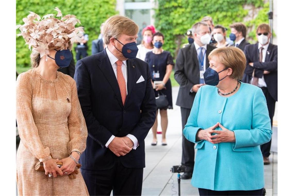 Bundeskanzlerin Angela Merkel (r) begrüßt König Willem-Alexander und Königin Máxima vor dem Bundeskanzleramt. Foto: Bernd von Jutrczenka/dpa