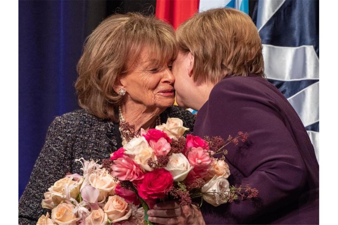 Jüdischer Weltkongress fordert Verbot von Neo-Nazi-Parteien Bundeskanzlerin Angela Merkel (r, CDU) umarmt während der Verleihung des Theodor-Herzl-Preises, Charlotte Knobloch, Präsidentin der Israelitischen Kultusgemeinde München und Oberbayern. Foto: Peter Kneffel/dpa
