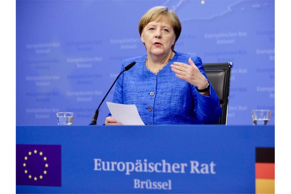 EU streitet über Spitzenposten - CSU-Vize Weber vor dem Aus? Bundeskanzlerin Angela Merkel spricht am Ende des EU-Gipfels zu Journalisten. Foto: Olivier Matthys/AP