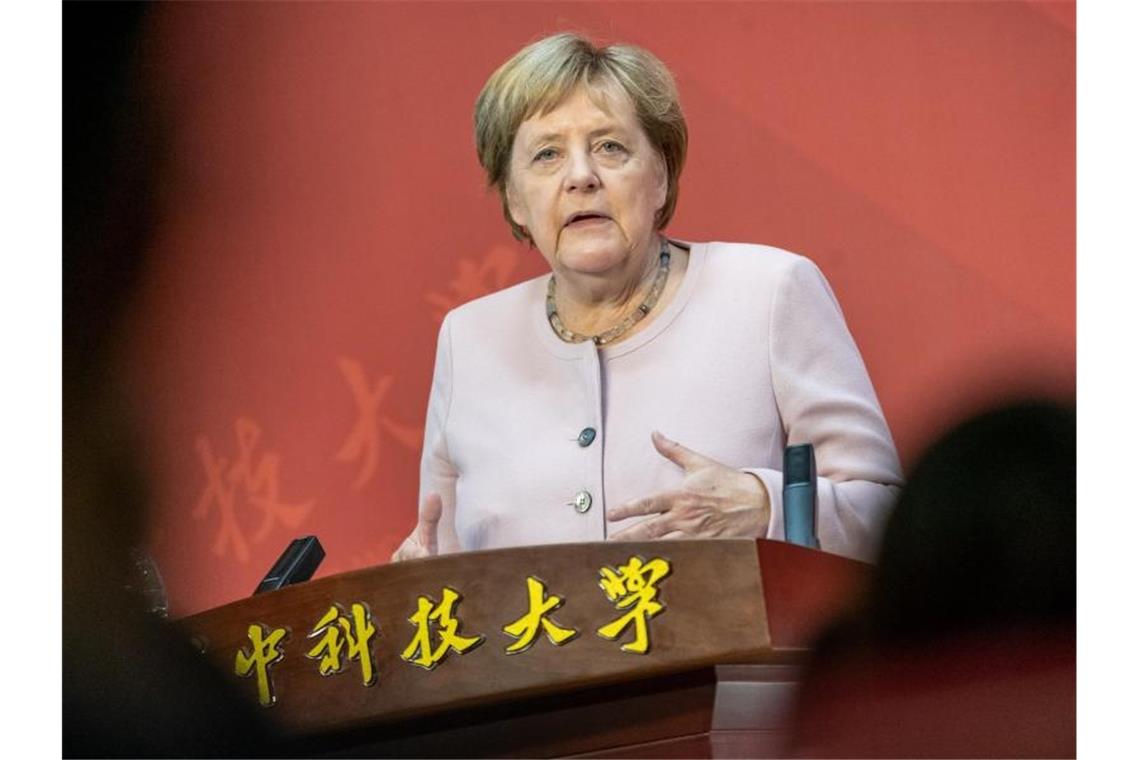 Merkel bekräftigt Hoffnung auf friedliche Lösung in Hongkong Bundeskanzlerin Angela Merkel spricht an der Huazhong Universität in Wuhan vor Studierenden. Foto: Michael Kappeler