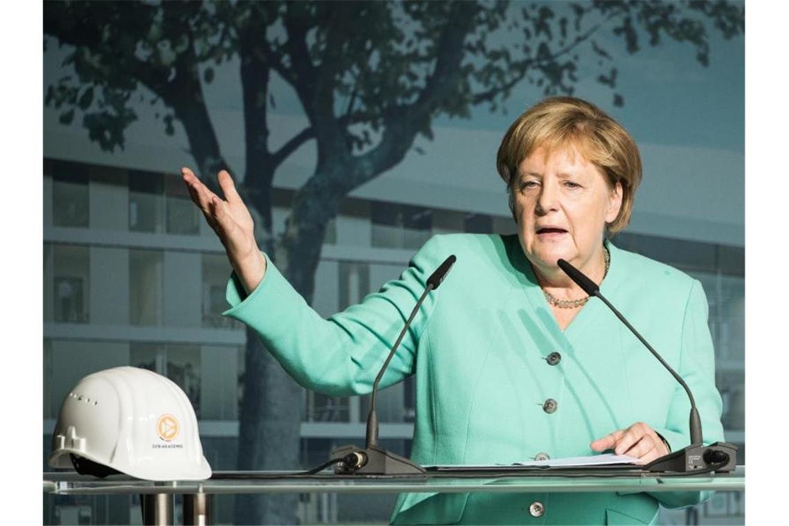 Bundeskanzlerin Angela Merkel spricht auf der Festveranstaltung zur Grundsteinlegung der DFB-Akademie. Foto: Andreas Arnold