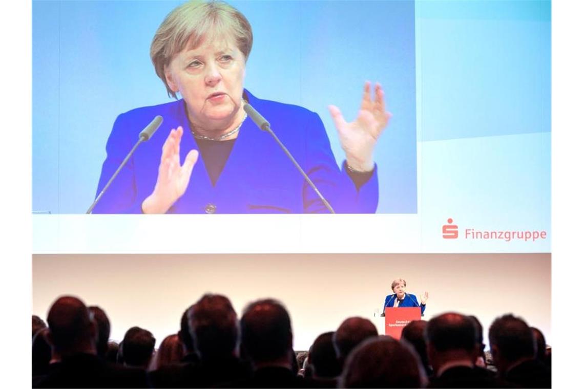 Merkel will nachhaltiges Finanzmarktsystem Bundeskanzlerin Angela Merkel spricht beim 26. Deutschen Sparkassentag in den Hamburger Messehallen. Foto: Axel Heimken